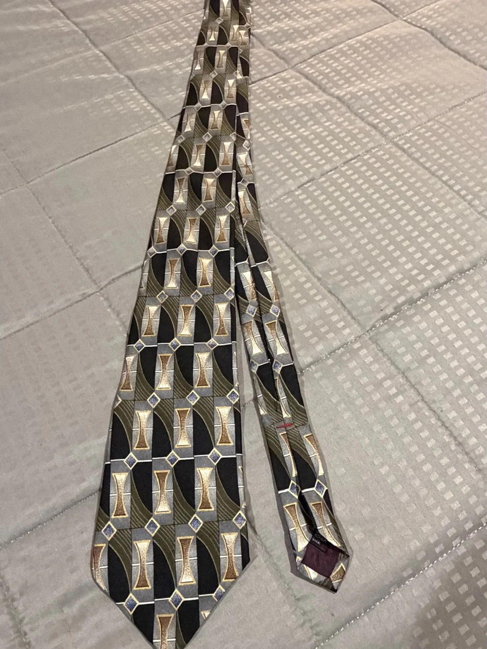 Classic Geometric Silk Tie in Black and Gold